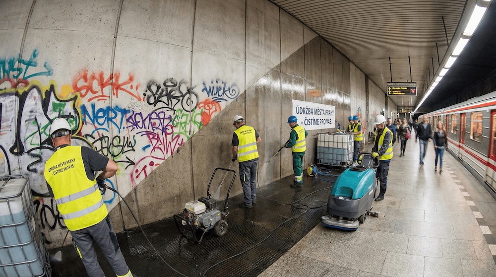 Pracovníci údržby města Prahy při čištění graffiti v metru