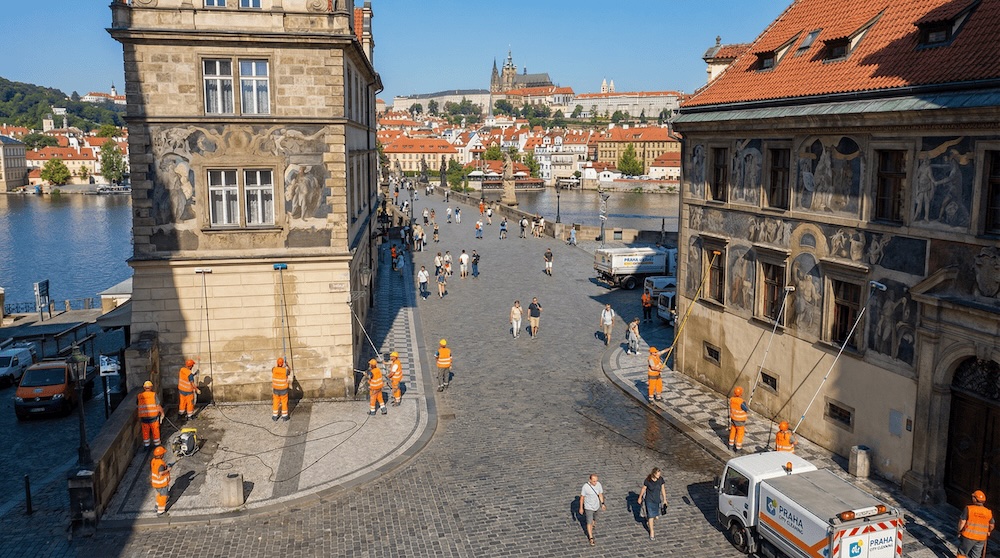 Čištění graffiti z veřejných ploch v pražském metru