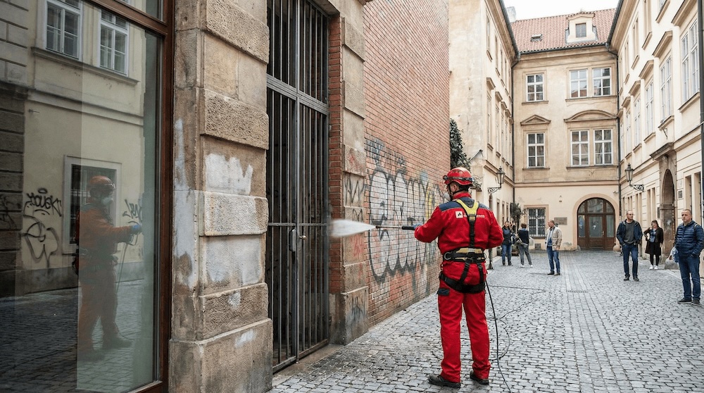 Profesionální čištění graffiti z různých povrchů v pražském dvoře